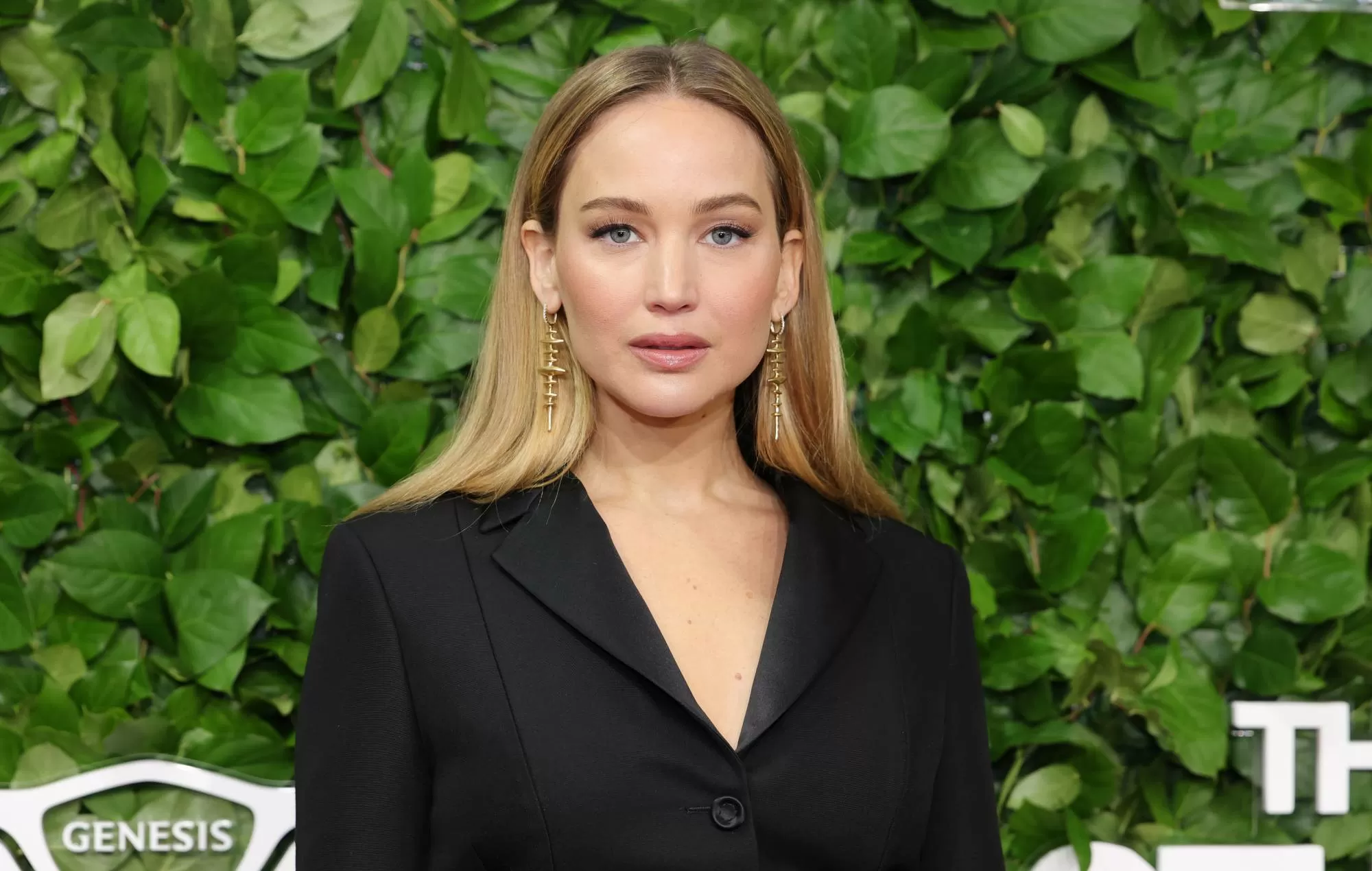 Jennifer Lawrence explains why sex scenes with actors she doesn’t know are “preferable”