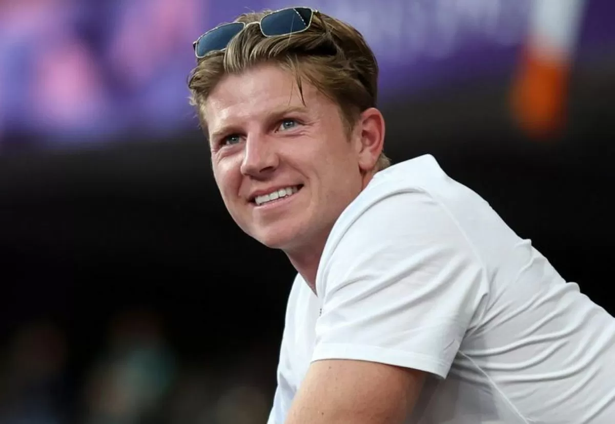 Paralympian Hunter Woodhall Embraces New Role After Surprise Encounter at Indoor Track Meet