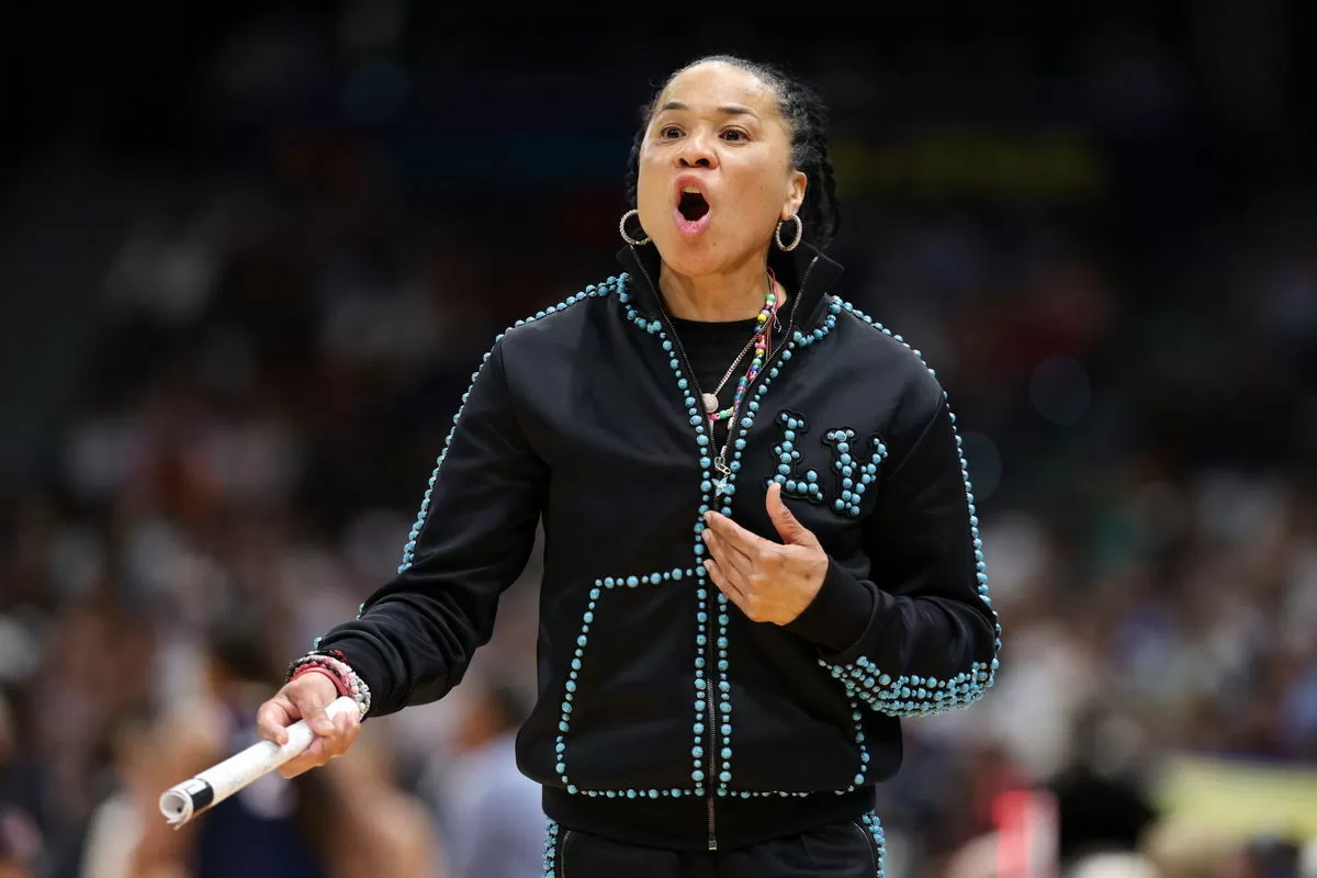 Dawn Staley Finds Familiar Comfort After SEC Title Loss to Vic Schaefer’s Texas
