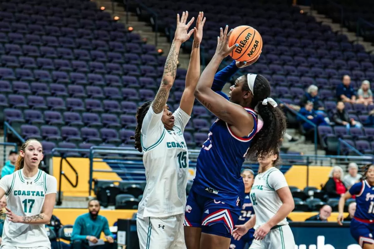 NCAA World Stunned After Referee Gets Knocked Out in Wild South Alabama–Coastal Carolina Brawl