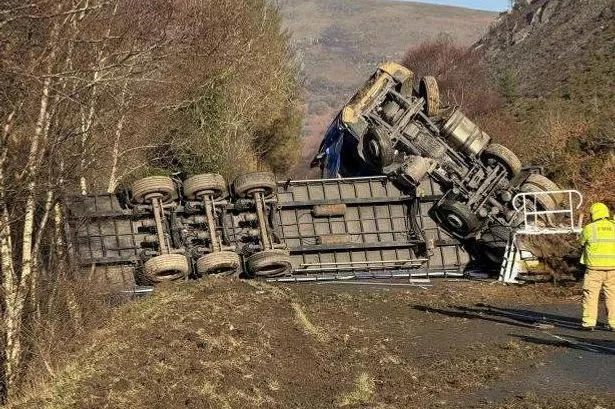 Jackknifed lorry blocks road in both directions