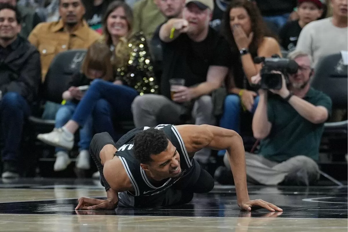 Victor Wembanyama Makes Two Locker Room Trips vs 76ers as Spurs HC Addresses Injury Concern