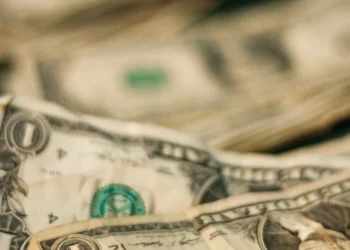 “Embracing Economía: Finding the Bright Side of Finances”