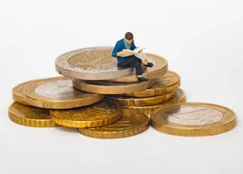 “The Evolution of Economía: From Barter to Global Economy”