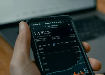 “Reviving the Study of Economía: A Practical and Positive Approach”