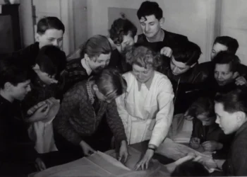 “Uncovering the Positive Side of Economía: Beyond Numbers and Jargon”