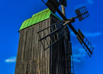 “The Evolution and Impact of Economía on Societies”