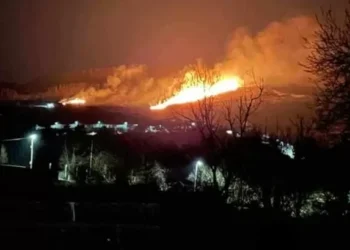 Firefighters tackle huge blaze on Welsh mountain