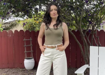 These White Barrel Jeans Instantly Elevate All My T-Shirts and Tanks
