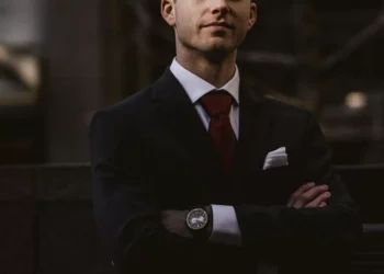 “El Dinero: The Crucial Role of Finances in Our Lives”