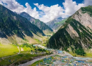 Foreign Office ‘do not go’ travel warning for two areas as war breaks out