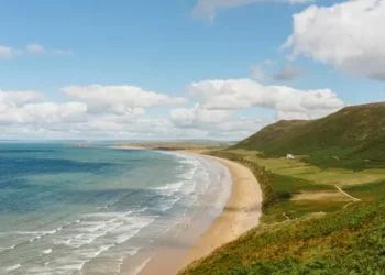 Coastguard sends stark reminder after walkers cut off by tide at one of Wales’ top beaches