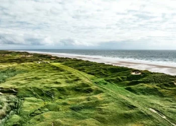 Police ‘concern’ over multiple sightings of naked man at Welsh beauty spot