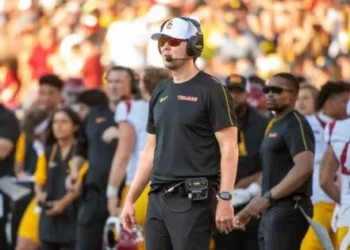 Lincoln Riley’s Big Recruiting Move Leaves LSU and 132 FBS Schools on High Alert