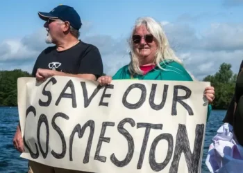 Welsh council urged to explain email trail over controversial water park