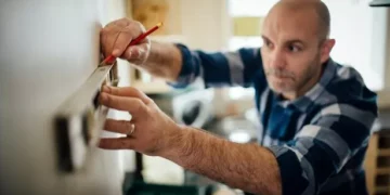 Man breaks down kitchen tiles is floored after seeing what’s behind wall