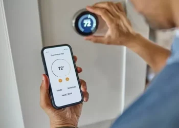 Thousands of people get energy bills email after Iran war price spike