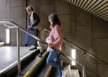 Early dementia symptoms people spot when walking upstairs