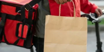 Customer orders takeaway 14 minutes before closing and is floored by what arrives