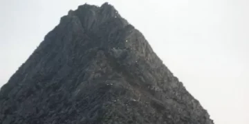 Walker falls 50ft on infamous ridge after losing path in Eryri