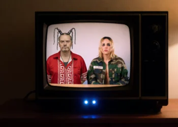 Faith No More icon joins Jehnny Beth for snarling new single ‘Look At Me’ with ‘Taxi Driver’-inspired video