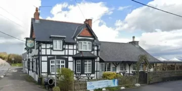 Thousands back pub in dispute with council