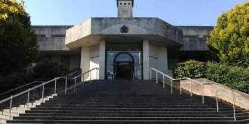 Angry man smacked a woman so hard it left a red handprint