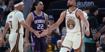 Warriors Announcers Call Out Kings for Hacking Stephen and Seth Curry as Teammate Demands Action