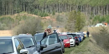 Pen y Fan swarmed with people on Easter Sunday as cars fill verges
