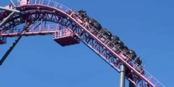 Warner Bros theme park horror as 20 tourists left hanging 33ft in 30C heat