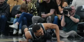 Victor Wembanyama Makes Two Locker Room Trips vs 76ers as Spurs HC Addresses Injury Concern
